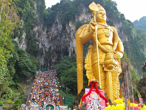 Tượng thần Murugan được coi là tượng thần Hindu cao nhất thế giới với chiều cao 42m. Tượng được làm từ 250 tấn thép, 1.550 mét khối bê tông và 300 lít sơn vàng. Tượng được xây dựng trong vòng 3 năm 15 thợ điêu khắc lành nghề, hoàn thành vào năm 2006.